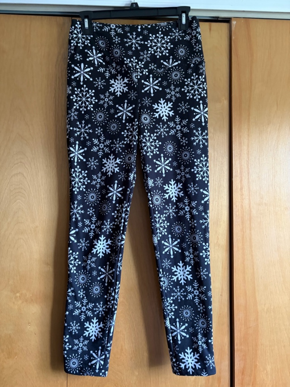 Black Snowflake Print Women’s Stretch fleece lined leggings